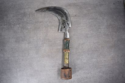 AFRIQUE. Couteau en métal, manche en bois...