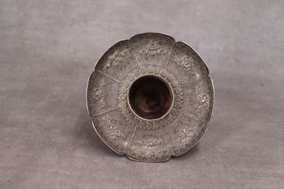INDE. Bougeoir sur pied en argent à décor...