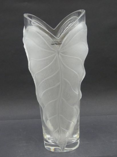 LALIQUE FRANCE. A large crystal vase decorated...