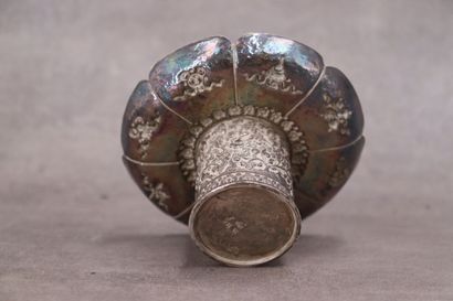 INDE. Bougeoir sur pied en argent à décor...