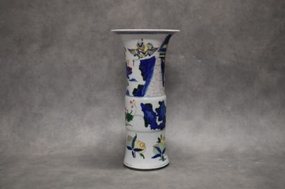 CHINE. Vase en porcelaine à décor de fleurs...