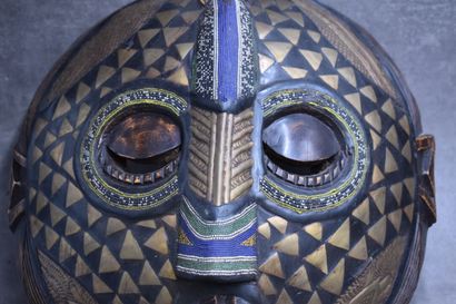 AFFRIQUE. Masque e bois sculpté. Diamètre...