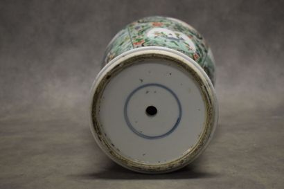 CHINE. Vase en porcelaine à décor de paysages,...