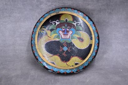 CHINE. Vide-poche en bronze à émaux cloisonnés...
