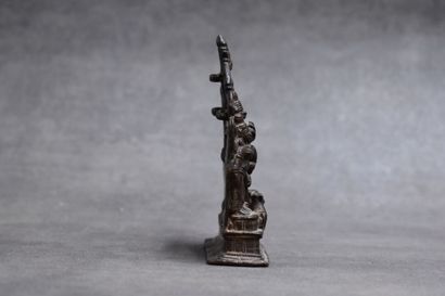 INDE. Sujet en bronze à patine brune, formant...