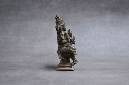 INDE. Divinité, bronze à patine brune. Hauteur...