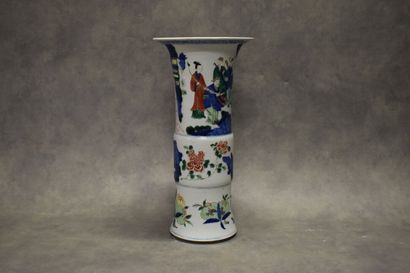 CHINE. Vase en porcelaine à décor de fleurs...