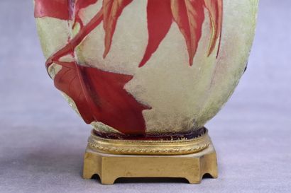 BACCARAT (attributed to). Vase out of multi-layer...