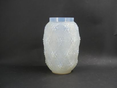 LALIQUE
René LALIQUE. Crystal vase. Signed...