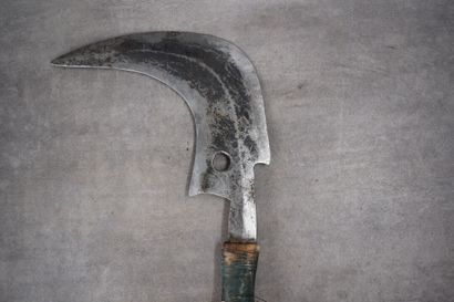 AFRIQUE. Couteau en métal, manche en bois...