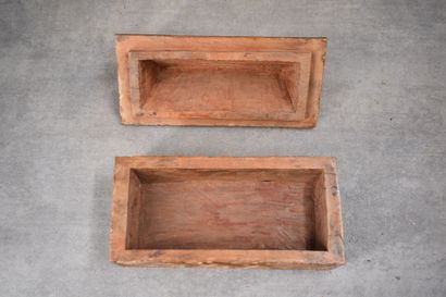 AFRIQUE. Coffret en bois sculpté à décor...