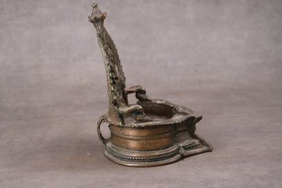 INDE. Lampe à huile en bronze à patine dorée,...