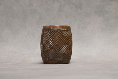 AFRIQUE. Pot en bois sculpté à décor de formes...