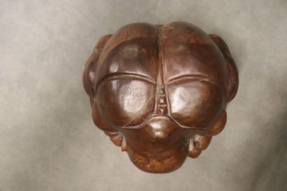 ASIE. Homme en bois exotique sculpté se tenant...