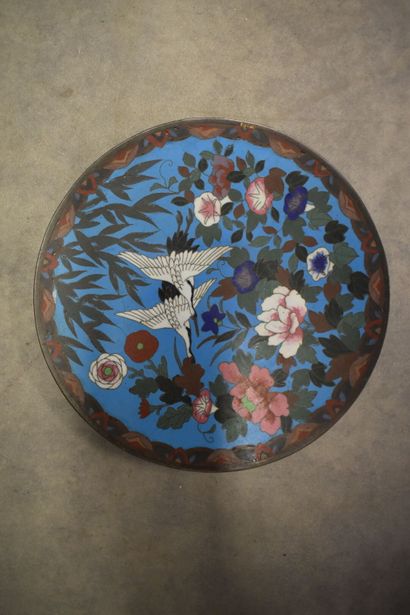 CHINE. Réunion de deux assiettes et un vase...