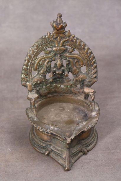 INDE. Lampe à huile en bronze à patine dorée,...