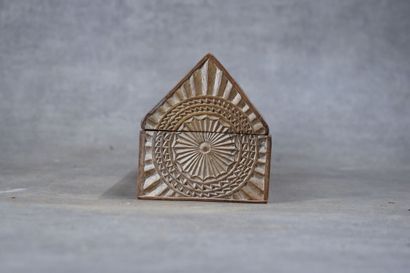 AFRIQUE. Coffret en bois sculpté à décor...