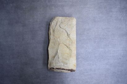 INDE. Femmes, haut relief en pierre sculptée....