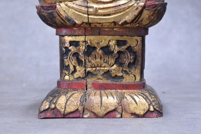 CHINE. Dignitaire en bois sculpté et laqué....
