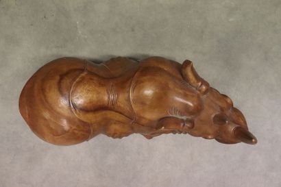 ASIE. Rhinocéros en bois exotique sculpté....