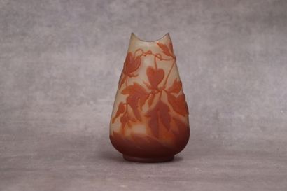 GALLE. Vase in glass paste decorated with...