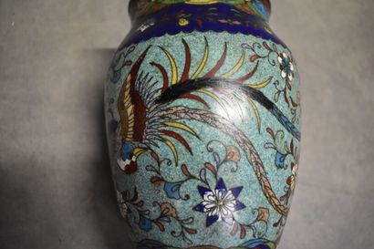 CHINE. Réunion de deux assiettes et un vase...