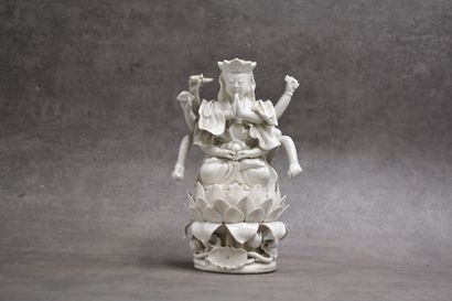 INDE. Divinité en porcelaine de Guanyin,...