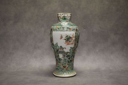 CHINE. Vase en porcelaine à décor de paysages,...