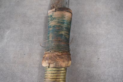 AFRIQUE. Couteau en métal, manche en bois...