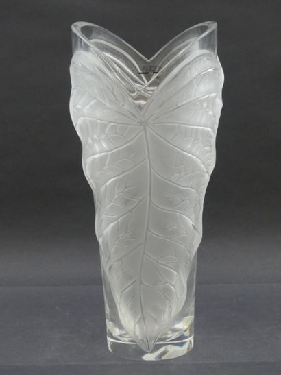LALIQUE FRANCE. A large crystal vase decorated...