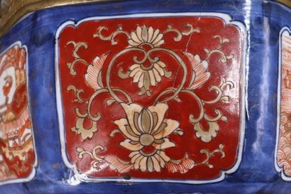 JAPON. Couple en porcelaine à décor Imari,...