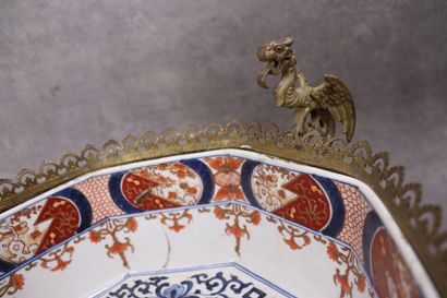 JAPON. Couple en porcelaine à décor Imari,...