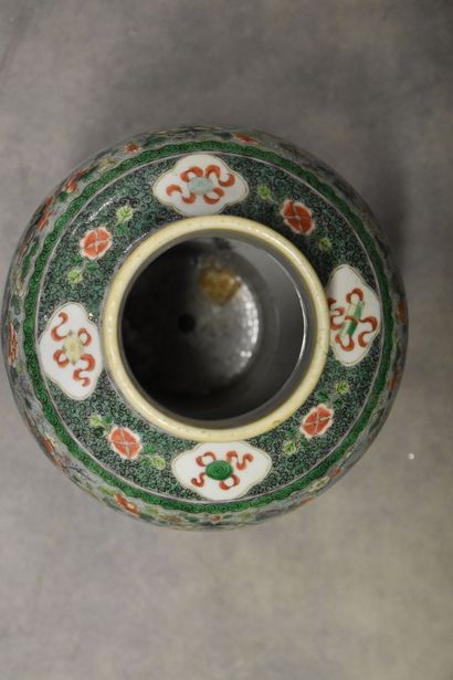 CHINE. Vase en porcelaine à décor de paysages,...