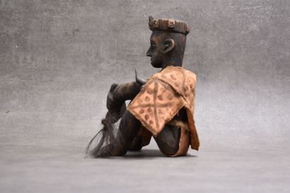 AFRIQUE. Homme à la cape et au fouet, bois...