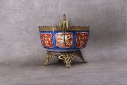 JAPON. Couple en porcelaine à décor Imari,...