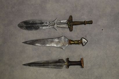 AFRIQUE. Réunion de trois armes comprenant...