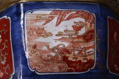 JAPON. Couple en porcelaine à décor Imari,...