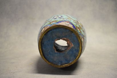 CHINE. Réunion de deux assiettes et un vase...