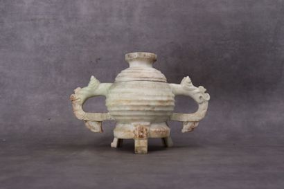 CHINE. Coupe libatoire tripode en pierre...