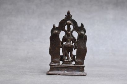 INDE. Sujet en bronze à patine brune, formant...