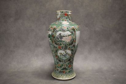CHINE. Vase en porcelaine à décor de paysages,...