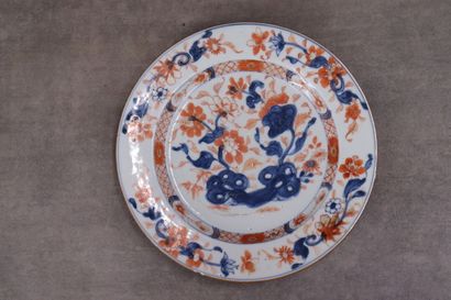 CHINE. Réunion de cinq assiettes en porcelaine...
