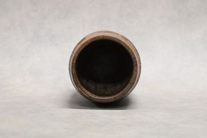 AFRIQUE. Pot en bois sculpté à décor de formes...