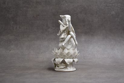 INDE. Divinité en porcelaine de Guanyin,...