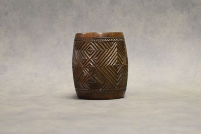 AFRIQUE. Pot en bois sculpté à décor de formes...