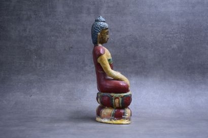INDE. Bouddha en bois laqué polychrome. Hauteur...