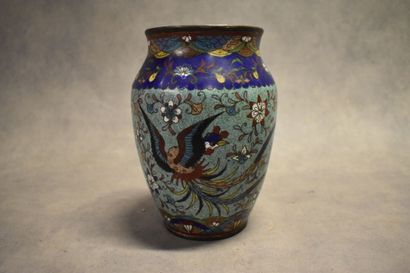 CHINE. Réunion de deux assiettes et un vase...