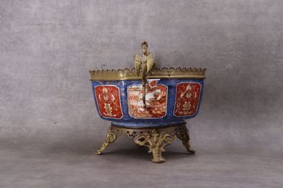 JAPON. Couple en porcelaine à décor Imari,...