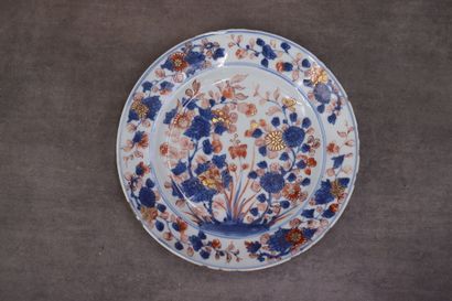 CHINE. Réunion de cinq assiettes en porcelaine...