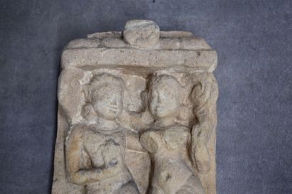 INDE. Femmes, haut relief en pierre sculptée....